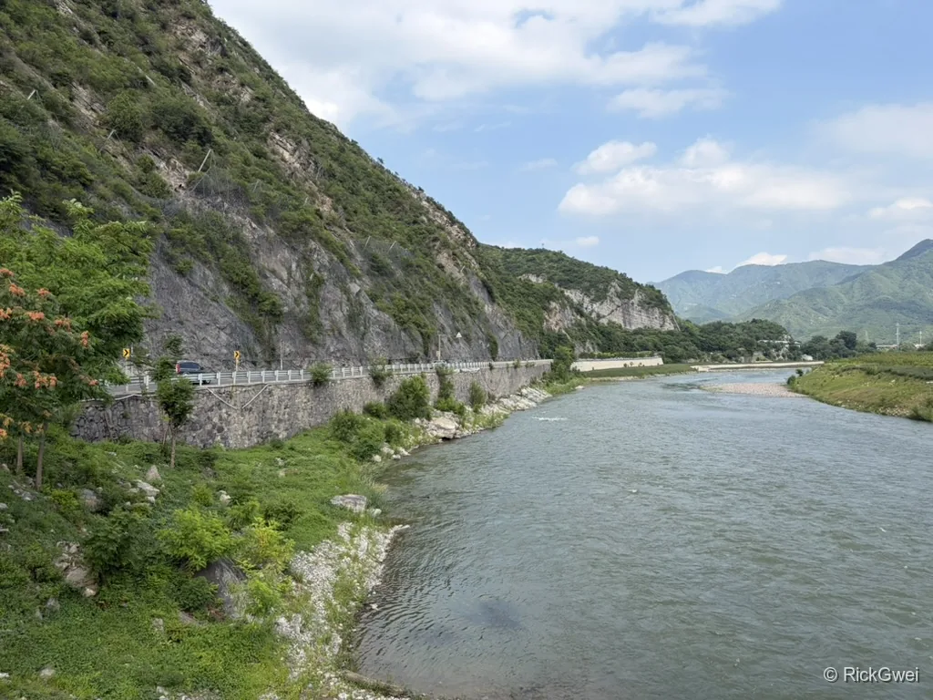 骑行途中山谷里的河流与公路