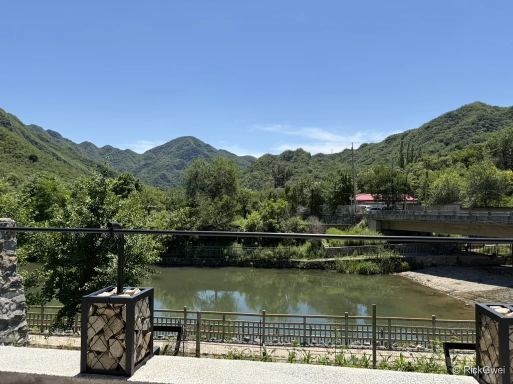 骑行途中看到的山间湖景