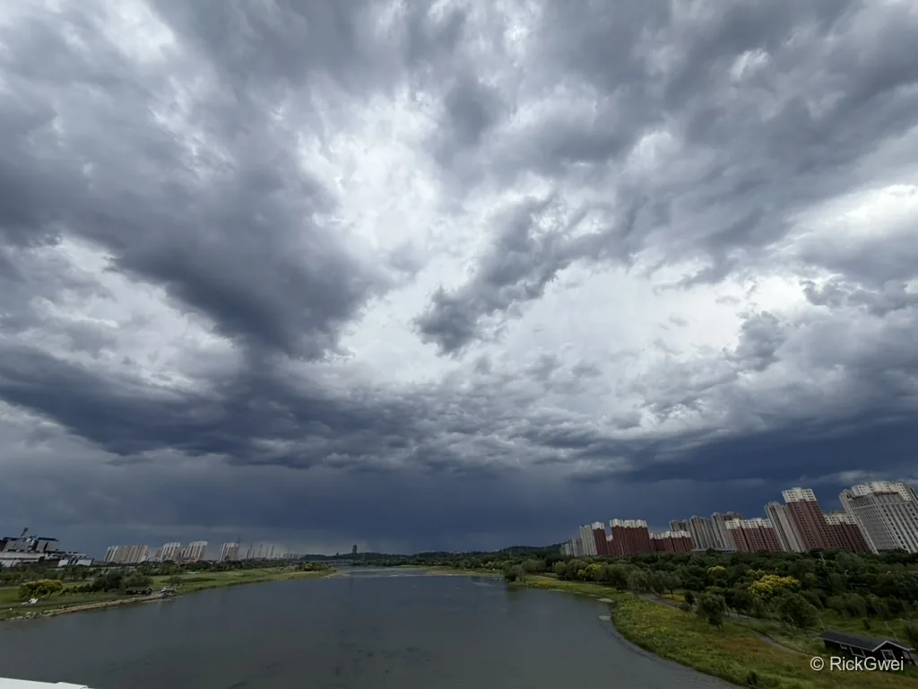 乌云下的河岸与城市