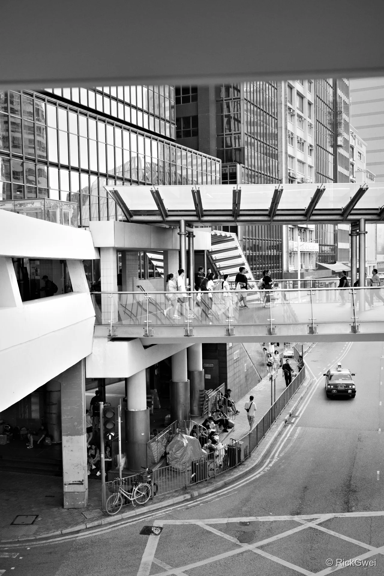 中环高架步道下的街景